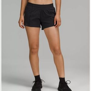 NWOT Lululemon Hotty Hot Low-Rise Lined Short 4"